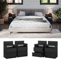 Une chambre décorée avec un lit double, deux tables de nuit noires, et deux commodes noires.
