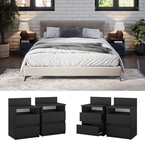 Une chambre décorée avec un lit double, deux tables de nuit noires, et deux commodes noires.