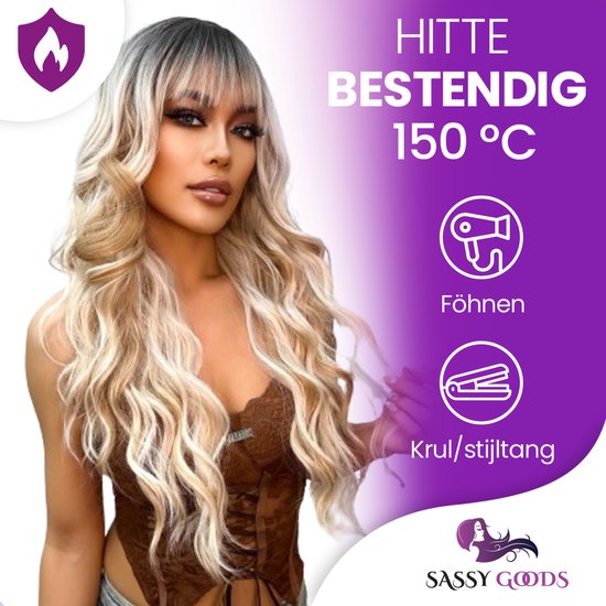 Model met lang, golvend, blond en grijs pruikhaar dat tot 150 graden hittebestendig is.