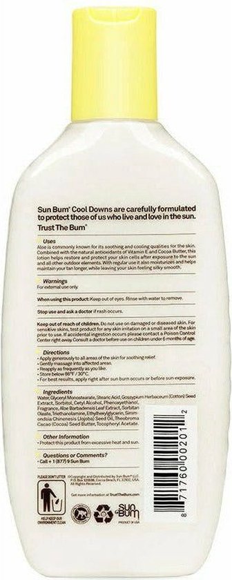 Achterkant van witte fles 'Cool Down' zonnebrandcrème met gele dop en productinformatie.