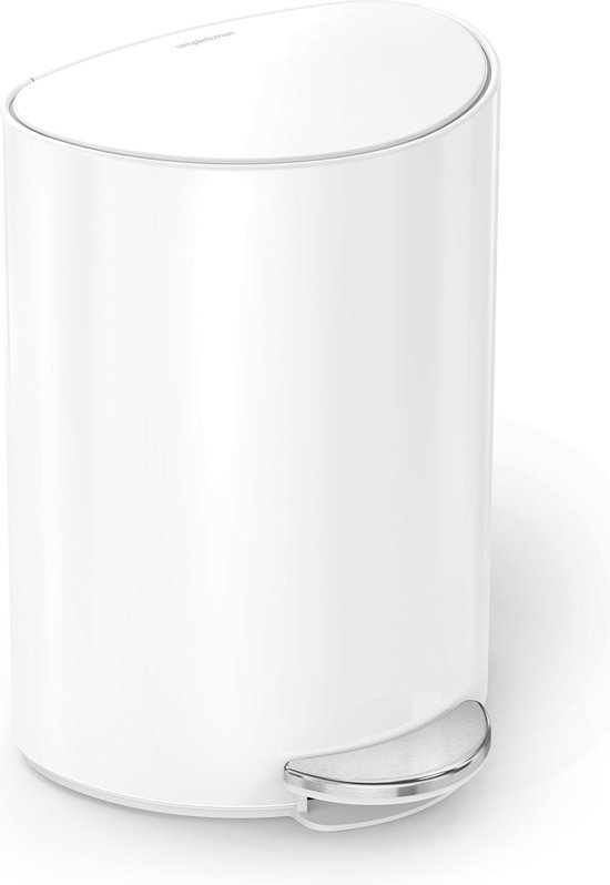 Witte halfronde Simplehuman pedaalemmer van 6 liter met zilverkleurig pedaal.