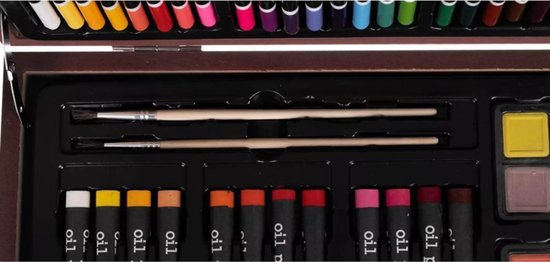 Oliepastels en penselen in een houten kunstkoffer.