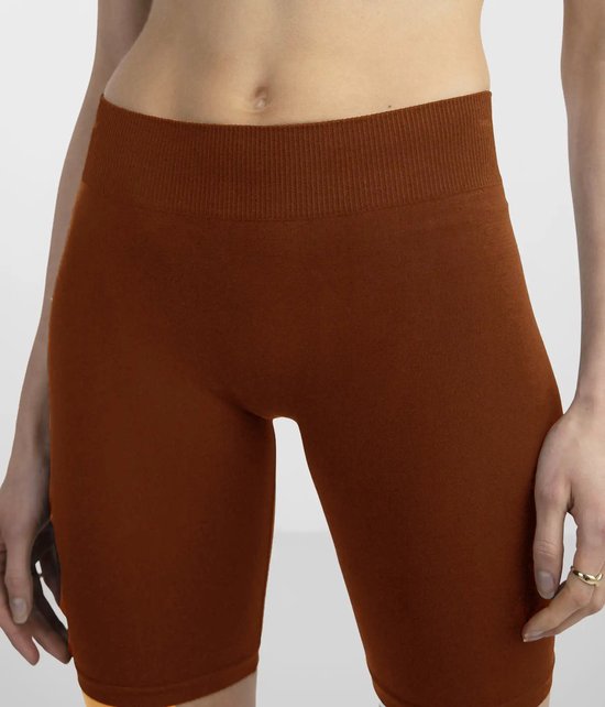 Bruine, naadloze biker shorts met een geribbelde tailleband, getoond op een model.