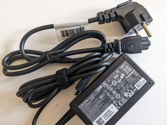 Zwarte Acer 45W-65W USB-C voedingsadapter met twee zwarte kabels, waarvan één met Europese stekker.
