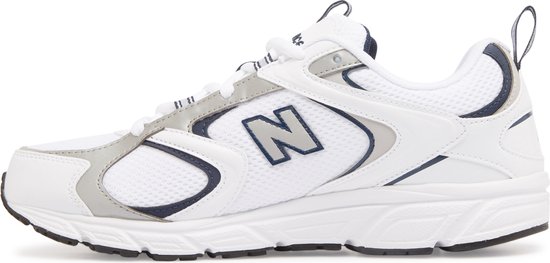 Witte New Balance 408 sneaker met zilveren en donkerblauwe accenten en een grote 'N' op de zijkant.
