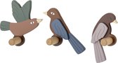 Drie houten vogelkapstokken: een bruine vogel met groene vleugels, een bruine vogel met blauwe vleugels en een bruine vogel met paarse vleugels.