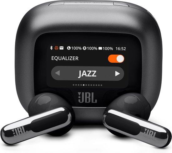 Zwart JBL oplaadcase met display dat equalizerinstellingen toont, met twee zwarte oordopjes ervoor.