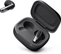 Zwart JBL oplaadcase met geopende deksel en één oordopje erin, andere oordopje ernaast.