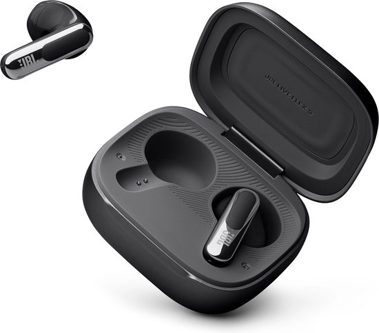 Zwart JBL oplaadcase met geopende deksel en één oordopje erin, andere oordopje ernaast.