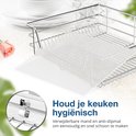 Close-up van de verwijderbare mand en anti-slipmat van de keukenkast organizer, voor hygiënisch en snel schoonmaken.
