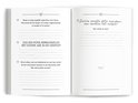 Open bucketlist boek met opdrachten zoals 'Doe een potje armworstelen met elkaar' en 'Verras elkaar met een liefdesbrief'.