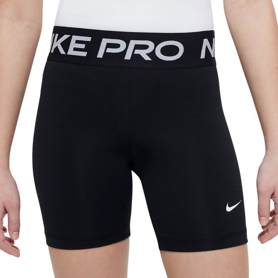 Meisje in zwarte sportshorts met Nike Pro-band aan de taille en Nike-logo.