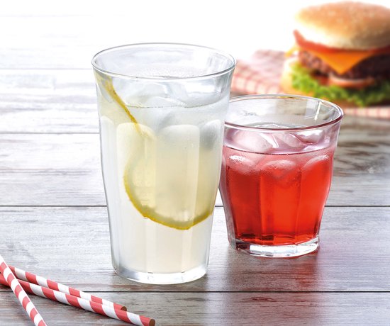 Deux verres, l'un avec de la limonade et une tranche de citron, l'autre avec une boisson rouge, avec des pailles rayées.