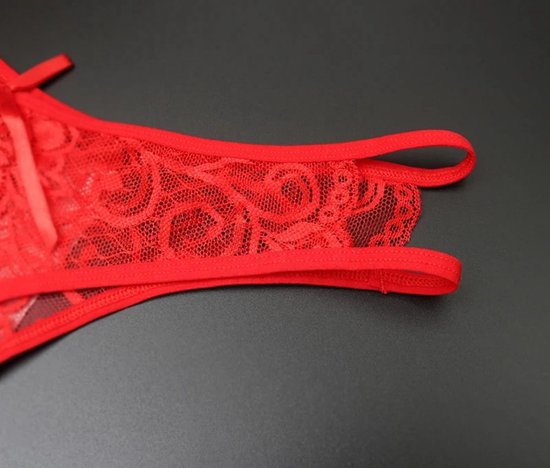 String rouge en dentelle avec nœud, détail des boucles sur le côté.