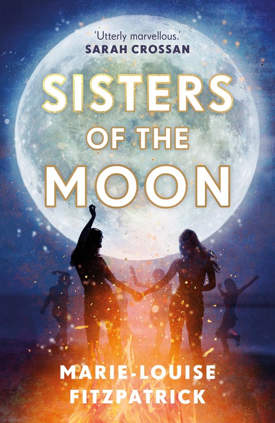 Boekomslag van 'Sisters of the Moon' met op de achtergrond een grote maan en op de voorgrond een groep mensen rond een kampvuur. 'Utterly marvellous.' SARAH CROSSAN.