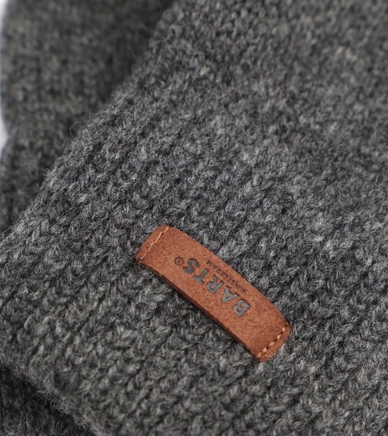 Close-up van donkergrijze gebreide handschoen met bruin leren Barts label.