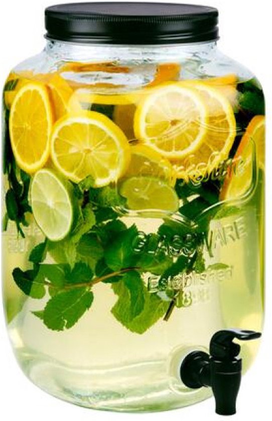 Distributeur de boisson en verre rempli d'eau, rondelles de citron, de citron vert et de feuilles de menthe. Avec robinet noir.