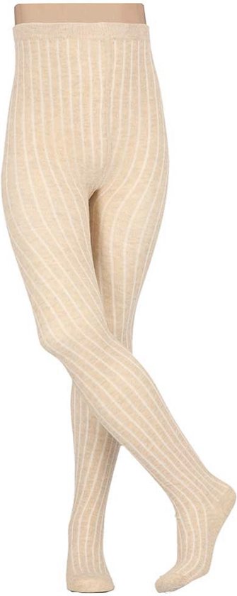 Een model in beige panty met verticale ribbels.