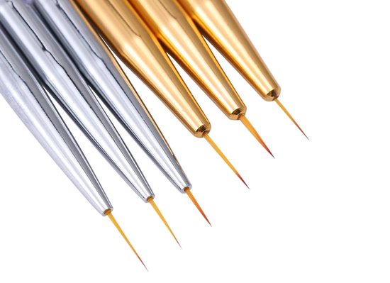 Close-up van nail art penselen: drie met zilveren en drie met gouden uiteinden. Fijne puntjes zichtbaar.