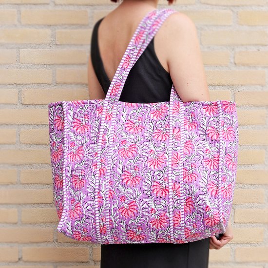 Foto: Quilted shopper paars roze botanisch katoenen schoudertas met print strandtas boodschappentas studio ivana