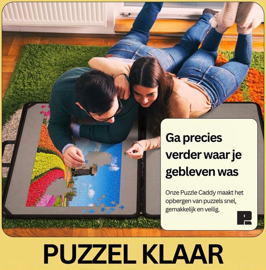 Koppel puzzelt samen op een grijze puzzelmat met tulpenveld en molen, in een opengeklapte koffer.