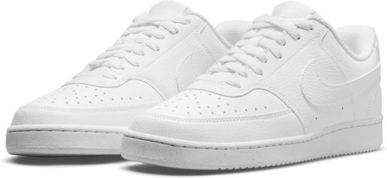 Paire de sneakers basses Nike Court Vision Low blanches en cuir pour femme, vue de côté.