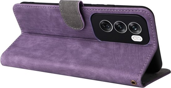 Étui de téléphone violet avec rabat partiellement ouvert, montrant la découpe caméra et le téléphone avec fond d'écran violet et blanc.