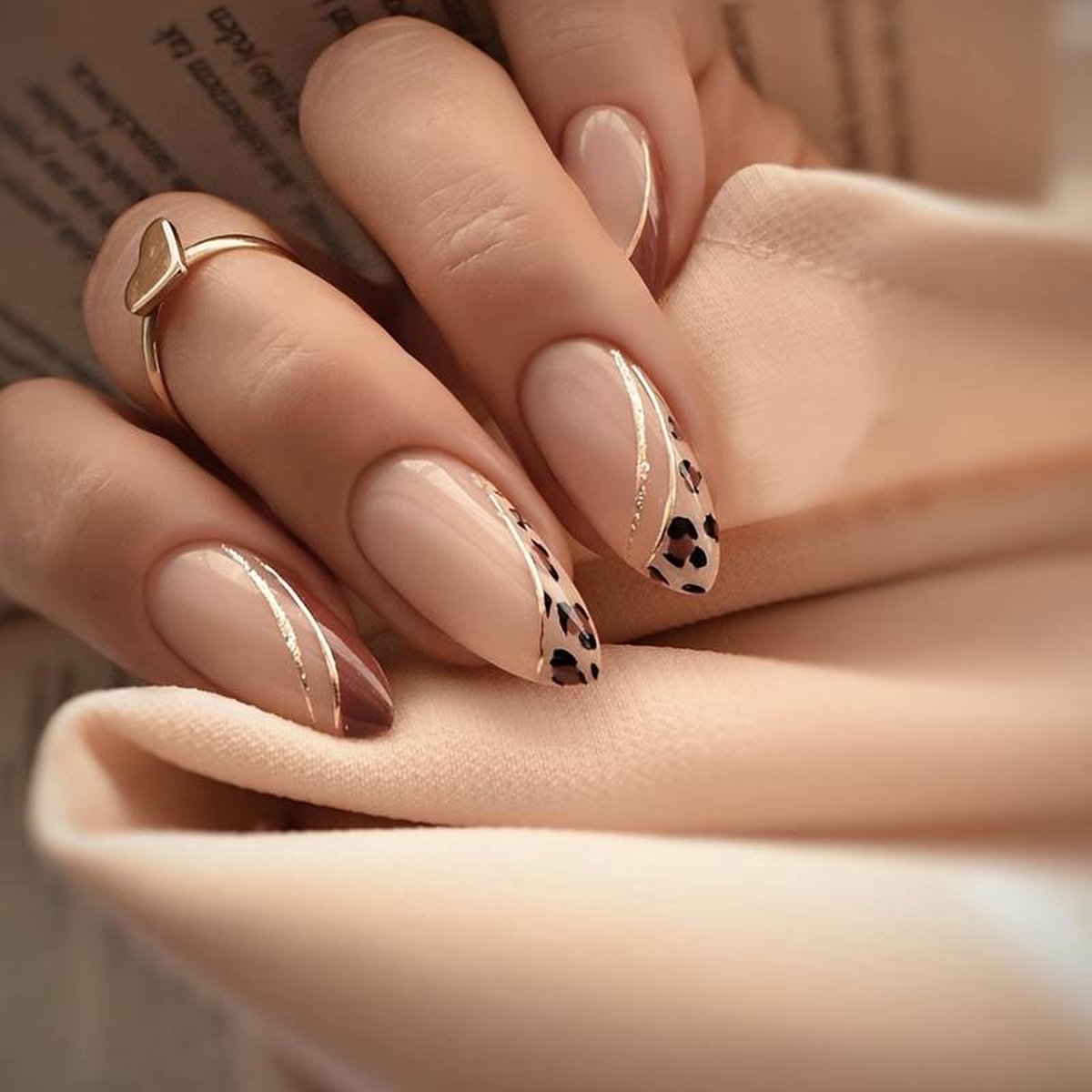 Goedkoopste 24Stks Press On Nails Medium Almond Nude Nails withTiger Print French Tips- bruine nagels - nagels met gouden rand- Animal Print- amandelvormige nude nagels - Inclusief self-adhesive glue en nagelvijl- Herbruikbaar makkelijk plaatsen/verwijderen
