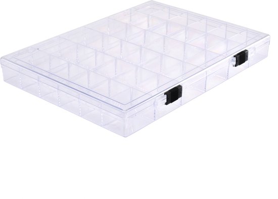 Boîte de rangement transparente à 36 compartiments, fermée, avec fermetures noires sur le côté.