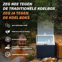 Een blauwgrijze koelbox met het deksel open staat op een picknicktafel, omringd door eten en een mand.