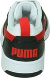 Achterkant van Puma sneakers: zwart met rood Puma-logo, witte zool en rode lus.