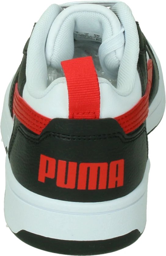 Achterkant van Puma sneakers: zwart met rood Puma-logo, witte zool en rode lus.