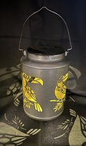 Metalen solarlamp lantaarn "toekan" - zilverkleurig - met 1 LED - Staand en/of hangend model - hoogte 17 x 13 x 12 cm - Tuindecoratie - Tuinverlichting