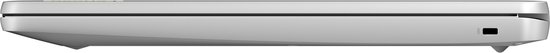 Zilverkleurige Lenovo Chromebook van bovenaf gezien, open met scherm en toetsenbord zichtbaar. Het Chromebook logo is zichtbaar.