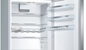 Open koelkast met glazen schappen, flessenrek, VitaFresh-lade en PowerVentilation.