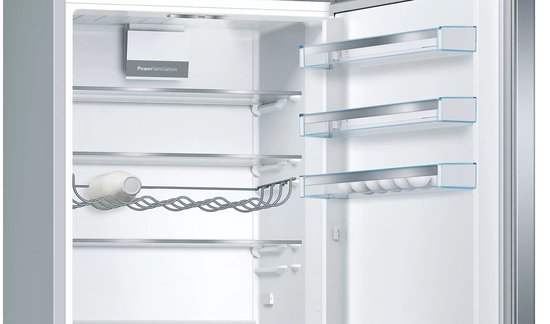 Open koelkast met glazen schappen, flessenrek, VitaFresh-lade en PowerVentilation.