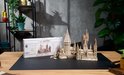 Houten model van Zweinstein, Harry Potter™ op een bureau.