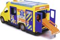 Gele ambulance met open achterdeuren, een oranje brancard, en sirene lichten.