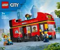 LEGO City dubbeldekker bus met "City Tour" op de zijkant, met minifiguren van toeristen en een buschauffeur, op een stadsachtergrond.
