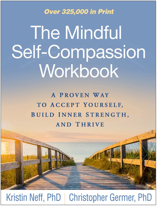 La couverture de The Mindful Self-Compassion Workbook, un livre sur l'auto-compassion, avec une promenade en bois menant à l'océan au coucher du soleil.