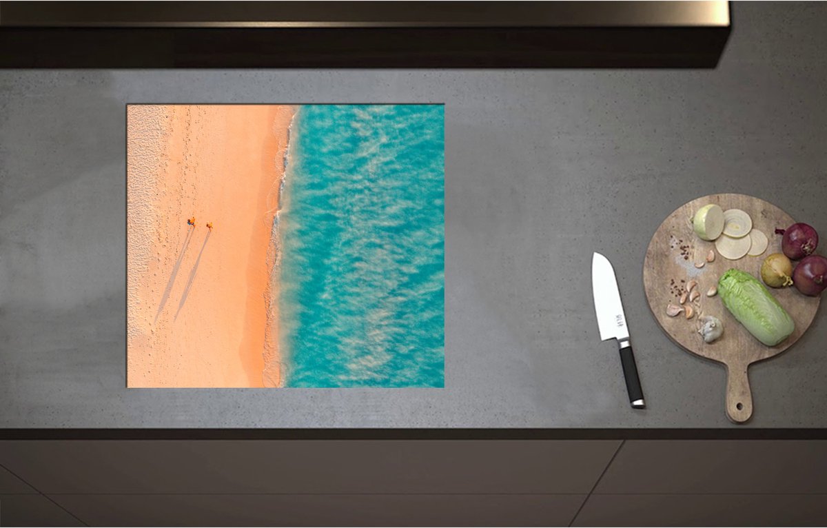 Inductieplaat Beschermer - Bovenaanzicht van Koppel tijdens Strandwandeling langs Felblauwe Oceaan - 58x52 cm - 2 mm Dik - Inductie Beschermer - Bescherming Inductiekookplaat - Kookplaat Beschermer van Zwart Vinyl