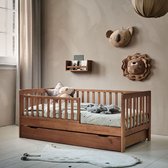 Petite Amélie Peuterbed 140x70 cm - Walnootkleur (Premium) Kinderbed - Creëer een Veilige & Stijlvolle Slaapomgeving - Voor Kleintjes die Hun Ledikant Ontgroeid Zijn - Plume Collectie