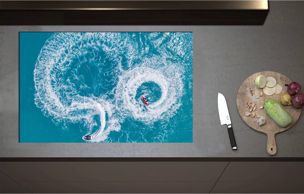 Inductieplaat Beschermer - Bovenaanzicht van Stuntende Jetski's op Golven van de Zee - 85x55 cm - 2 mm Dik - Inductie Beschermer - Bescherming Inductiekookplaat - Kookplaat Beschermer van Wit Vinyl