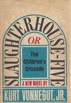 Boekomslag van Slaughterhouse-Five door Kurt Vonnegut Jr. met blauwe boogvormige tekst op een beige achtergrond.