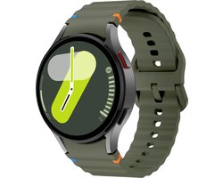 Strap-it Siliconen Wave bandje - Geschikt voor Samsung Galaxy Watch 7 (40 & 44mm) / Galaxy Watch 6 (Classic) / Galaxy Watch 5 (Pro) / Galaxy Watch 4 (Classic) - legergroen