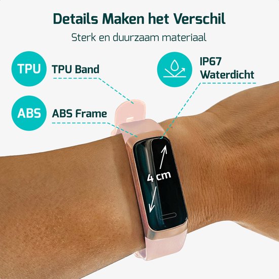 Roze activity tracker op een pols, met labels die TPU, ABS en IP67 waterdichtheid aangeven.