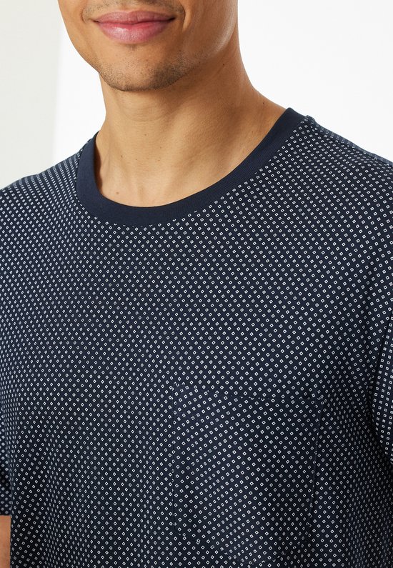 Donkerblauwe pyjamatop met een fijn wit ruitjespatroon en een borstzakje.