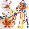 Collage van een baby die speelt met speelgoed en het speelgoed apart.