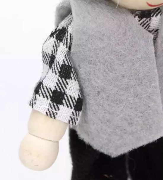 Detail van een houten pop met grijze geruite blouse, grijs vest, en zwarte broek.