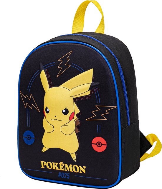 Zwarte Pokémon rugzak met Pikachu, 2 Poké Balls en bliksemschichten. "POKÉMON #025" tekst onderaan.